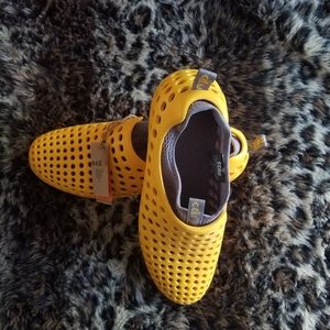 Ccilu mens casual shoes new with tags.